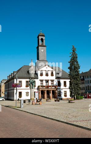 Klassizistische Rathaus auf dem Markt, Rochlitz, Sachsen, Deutschland Stockfoto