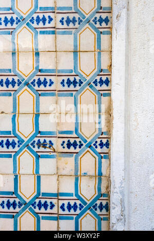 Schließen Sie mit traditionellen portugiesischen Kacheln (Azulejos) an der Fassade eines Hauses in Olhao Portugal Stockfoto