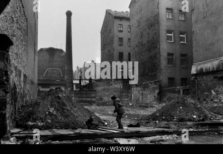 Eingereicht - 01. Januar 1979, Berlin: Berlin/Bezirke/1979 Kreuzberg, Reichenberger Straße, Hinterhof mit Fabrik, Kinder. Kreuzberger Mischung. Leben in der Front, die Arbeit in den Rücken. //Views Foto: Paul Glaser/dpa-Zentralbild/ZB Stockfoto