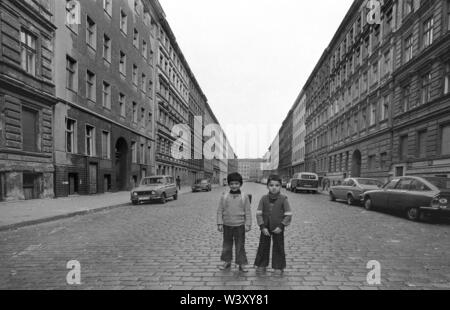 Eingereicht - 01. Januar 1979, Berlin: Berliner Bezirke/Kreuzberg/29.8.1979 Sorauer Straße, zwei türkische Jungen. Diese Nachbarschaft sollte eigentlich abgerissen werden. Nach vielen Unruhen es einem sanitären Bereich erklärt wurde. Heute ist die Haueser sind renoviert und Bäume stehen auf der Straße, der Verkehr beruhigt. Das Foto zeigt den sehr frühen Bau der Kaserne der Arbeiter in der Mitte des 19. Jahrhunderts: kein Balkon, kein Stuck, keine Bäume/-/Wohn-/Mieter/Stadtplanung/views/Ausländer/Türken Foto: Paul Glaser/dpa-Zentralbild/ZB Stockfoto