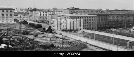 Eingereicht - 01. Januar 1980, Berlin: Berliner Bezirke/Mitte/Kreuzberg/DDR/1980 Bundesministerium für Finanzen, (vor Treuhand, vor dem Haus der Ministerien der DDR, vor Reichsluftfahrt-Ministerium Hermann Göring). Auf der linken Seite der Website der ehemaligen Gestapo-Zentrale, oben Gropiusbau und das Abgeordnetenhaus von Berlin. Die Mauer läuft über Niederkirchner Straße und Zimmerstraße, es schneidet Wilhelmstraße//Sanierung/Bezirke//DDR Wand Views Foto: Paul Glaser/dpa-Zentralbild/ZB Stockfoto