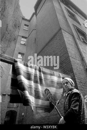 Eingereicht - 01. Januar 1979, Berlin: Berlin-Bezirke/Charlottenburg/1979 Charlottenburg: Hinterhof Krumme Straße, Frau klopft Teppich//Gehäuse/Mieter/Stadtentwicklung/Decay Foto: Paul Glaser/dpa-Zentralbild/ZB Stockfoto