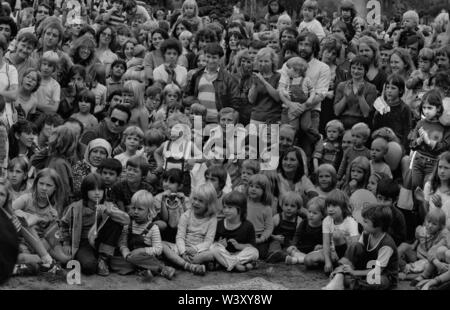 Eingereicht - 01. Januar 1982, Berlin: Berliner Bezirke/Kreuzberg/Auslaender/8/ 1982 Mariannenplatzfest: Kreuzberger Mischung, Publikum an einer Folklore-veranstaltung//multi-kulturellen/Türken/Masse/Menschen/Kinder *** Local Caption *** Ausländer/Türken Foto: Paul Glaser/dpa-Zentralbild/ZB Stockfoto