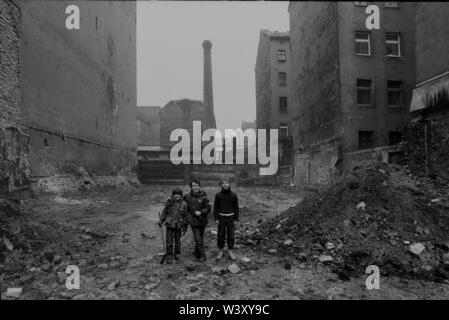 Eingereicht - 01. Januar 1979, Berlin: Berlin/Bezirke/1979 Kreuzberg, Reichenberger Straße, Hinterhof mit Fabrik, Kinder. Kreuzberger Mischung. Leben in der Front, die Arbeit in den Rücken. //Views Foto: Paul Glaser/dpa-Zentralbild/ZB Stockfoto