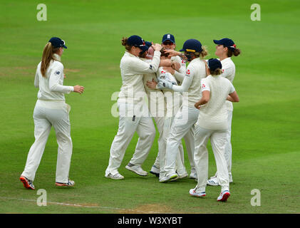 England Spieler feiern Die wicket von Australiens Alyssa Healy während des Tages eine der Frauen Asche Test Match an der Cooper Associates County, Taunton. Stockfoto