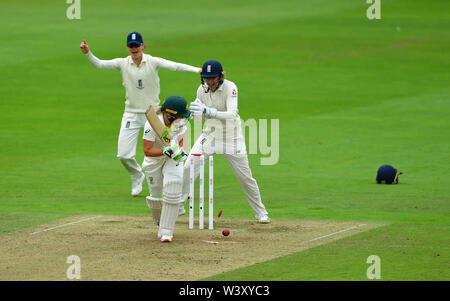 England Spieler feiern Die wicket von Australiens Alyssa Healy während des Tages eine der Frauen Asche Test Match an der Cooper Associates County, Taunton. Stockfoto