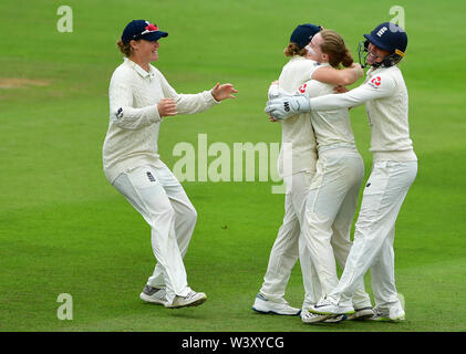 England Spieler feiern Die wicket von Australiens Alyssa Healy während des Tages eine der Frauen Asche Test Match an der Cooper Associates County, Taunton. Stockfoto