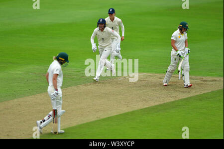 England Spieler feiern Die wicket von Australiens Alyssa Healy (rechts) Während der Tag einer der Frauen Asche Test Match an der Cooper Associates County, Taunton. Stockfoto