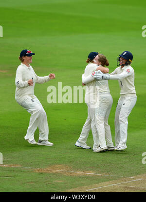 England Spieler feiern Die wicket von Australiens Alyssa Healy während des Tages eine der Frauen Asche Test Match an der Cooper Associates County, Taunton. Stockfoto