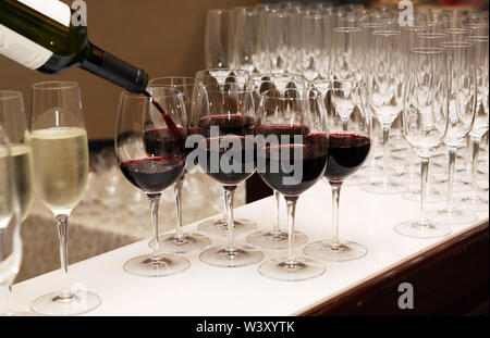 Cocktail Party. Counter Bar mit Rotwein für Unternehmen Stockfoto