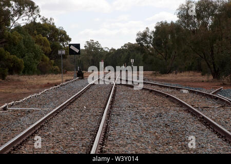 Kamarah Australien, Blick entlang der Schiene Schiene, wo zwei Gleise zusammenführen Stockfoto