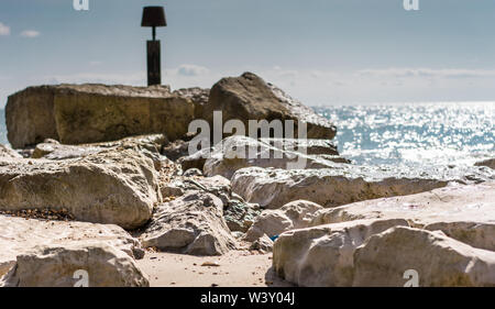 Der gebildete Mann Wellenbrecher mit Warnung post an seinem Ende an Sandbänken Stockfoto