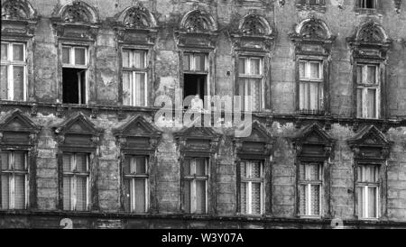 Eingereicht - 01. Januar 1978, Berlin: Berliner Bezirke/Kreuzberg/1978 Haus am Chamissoplatz. Der Zerfall der alten Häuser wurde beraten. Spekulanten wollten neue Gebäude. Squatter, viele Demonstrationen und Unruhen dann gezwungen, eine Änderung in der Baupolitik. Es waren förmliche Sanierungsgebiete und a-Behutsame Stadterneuerung - Alle diese Häuser stehen noch. //Sanierung/Stadtplanung/Spekulation // Berlin City Views Foto: Paul Glaser/dpa-Zentralbild/ZB Stockfoto