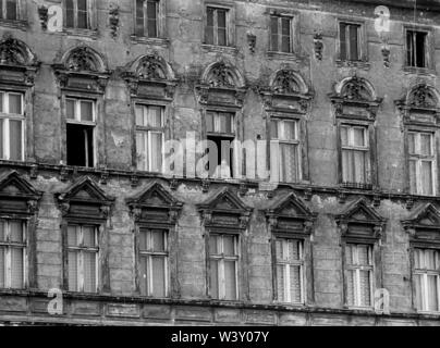 Eingereicht - 01. Januar 1978, Berlin: Berliner Bezirke/Kreuzberg/1978 Haus am Chamissoplatz. Der Zerfall der alten Häuser wurde beraten. Spekulanten wollten neue Gebäude. Squatter, viele Demonstrationen und Unruhen dann gezwungen, eine Änderung in der Baupolitik. Es waren förmliche Sanierungsgebiete und a-Behutsame Stadterneuerung - Alle diese Häuser stehen noch. //Sanierung/Stadtplanung/Spekulation // Berlin City Views Foto: Paul Glaser/dpa-Zentralbild/ZB Stockfoto