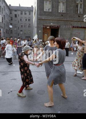 Eingereicht - 01. Januar 1982, Berlin: Berlin-Bezirke/Kreuzberg/Festival 1982 in der Cuvrystrasse, unter anderem von der evangelischen Kirche und die Hausbesetzer in der Straße organisiert. Die erste Hausbesetzung in Berlin fand in dieser Straße im Jahr 1979. Bewohner tanzen vor einem Hinterhof//Dance/Gehäuse/das Leben in der Stadt Foto: Paul Glaser/dpa-Zentralbild/ZB Stockfoto