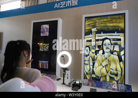 (190718) -- YINGTAN, Juli 18, 2019 (Xinhua) - ein Besucher Erfahrungen AI künstlerischen Stil Transfer Technology in Jiangxi International Mobile Internet der Dinge Expo 2019 in Yingtan, der ostchinesischen Provinz Jiangxi, 18. Juli 2019. (Xinhua / Zhou Mi) Stockfoto