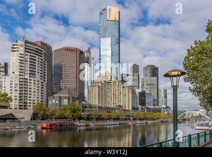 Schöne Aussicht auf das Stadtzentrum von Melbourne, Australien, und dem Fluss Yarra mit Reflexionen der Gebäude auf dem Wasser Stockfoto