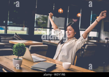 Beauty asiatische Frau zwei Hände nach der Arbeit gerne mit Laptop. Die Menschen und Lebensstile Konzept. Technik und Wirtschaft arbeiten Stockfoto