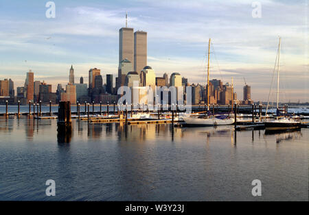 Blick auf Manhattan und das World Trade Center von New Jersey Bank im Winter 1999 Stockfoto