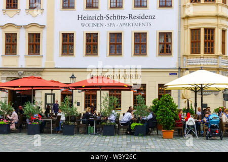 Menschen außerhalb Bar, Dresden Restaurant am Neumarkt in der Tapas Bar Bodega Madrid' Deutschland Stockfoto