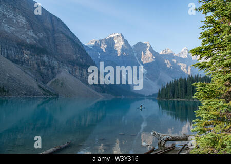 Sehen Sie den Moraine Lake mit seinen Bergen im smaragdgrünen Wasser Albertas, Kanada Stockfoto