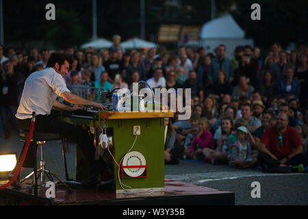 Prag, Tschechische Republik. 17. Juli, 2019. Ein Künstler, der während der 11. Internationalen Straßentheater-Festival in Prag in Prag, Tschechien, 17. Juli 2019. Das 4-tägige Festival geschlossen Donnerstag in der tschechischen Hauptstadt. Künstler aus sieben europäischen Ländern inszeniert mehr als 30 Vorstellungen für die Bewohner der Stadt und der Besucher. Credit: Dana Kesnerova/Xinhua/Alamy leben Nachrichten Stockfoto