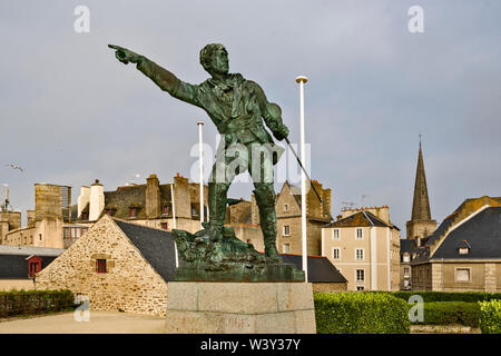 Statue zum Gedenken an Sailor Robert Surcouf, war der französische Privatfahrer mit der ummauerten Stadt im Hintergrund in Saint Malo, Frankreich Stockfoto