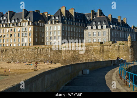 Die Mole von Schwarzen in Saint-Malo ist am Eingang des Hafens von Saint Malo, Bretagne, Frankreich. Stockfoto