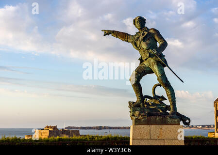 Statue zum Gedenken an Sailor Robert Surcouf, war der französische Privatfahrer. die Statue auf der Esplanade von Dinan in Saint Malo, Frankreich zu sehen ist Stockfoto