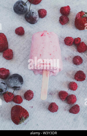 Hausgemachte berry Ice Cream auf Marmor Hintergrund Stockfoto
