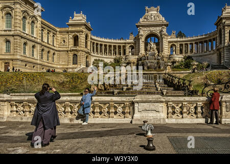 Marseille, Frankreich, März 2019, Touristen, fotografiert vom Palais Longchamp. Haus des „Musée des beaux-Arts“ Stockfoto