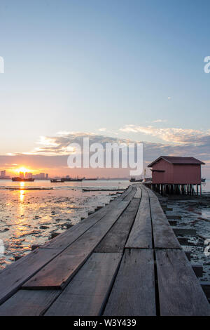 Hölzerne Brücke Clan Tan Jetty Blick bei Sonnenaufgang in Georgetown, Penang Stockfoto