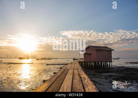 Hölzerne Brücke Clan Tan Jetty Blick bei Sonnenaufgang in Georgetown, Penang Stockfoto