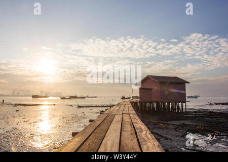 Hölzerne Brücke Clan Tan Jetty Blick bei Sonnenaufgang in Georgetown, Penang Stockfoto