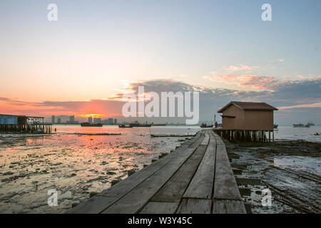 Hölzerne Brücke Clan Tan Jetty Blick bei Sonnenaufgang in Georgetown, Penang Stockfoto