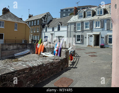 Kingsand mit Boot und Surfbretter auf dem kleinen Strand Stockfoto