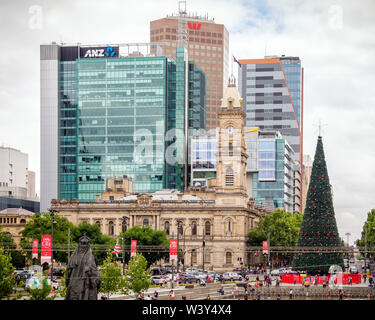 Adelaide CBD, Australien - November 18, 2017: Victoria Square mit Menschen nach Weihnachten Pageant Feier an einem Tag in Richtung Norden gesehen Stockfoto