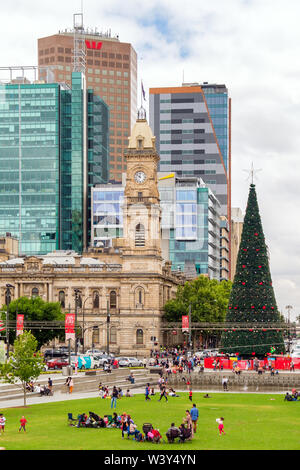 Adelaide CBD, Australien - November 18, 2017: Victoria Square mit Menschen nach Weihnachten Pageant Feier an einem Tag in Richtung Norden gesehen Stockfoto