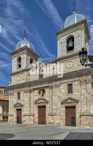 Plaza und neoklassizistischen Fassade der ehemaligen Stiftskirche Santa Maria de Briviesca, Provinz Burgos, Castilla y León, Spanien Stockfoto