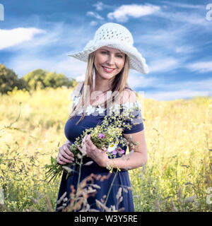 Lifestyle Umwelt portrait. Lettische Modell mit Blumen. Stockfoto