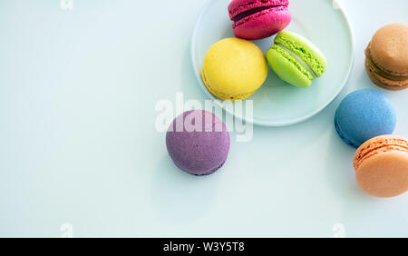 Macarons Pastellfarben mit Schokoladencreme auf weißem Hintergrund, Ansicht von oben, kopieren Raum Stockfoto