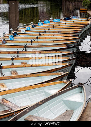 Ruderboote mieten Neben einem Kai des Flusses Nidd in Knaresborough, North Yorkshire, einem hübschen Marktstadt und Ferienziel gebunden Stockfoto