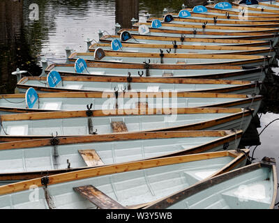 Ruderboote mieten Neben einem Kai des Flusses Nidd in Knaresborough, North Yorkshire, einem hübschen Marktstadt und Ferienziel gebunden Stockfoto