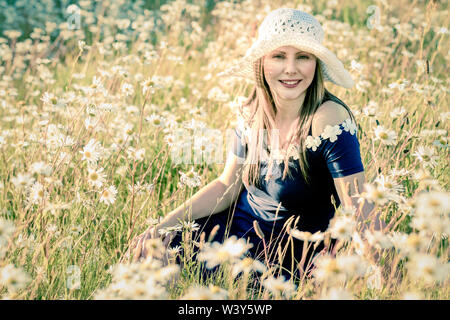 Lifestyle Umwelt portrait. Lettische Modell im Bereich der Blumen Stockfoto