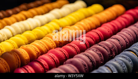 Macarons Sortiment Hintergrund Textur. Französische store Display, Nahaufnahme, Ansicht mit Details, Banner Stockfoto