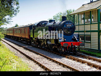 British Railways Standard Klasse 4 Tenderlokomotive Pässe Hardingham signal Box auf dem Mid-Norfolk Eisenbahn während der 2019 Dampf Gala. Stockfoto