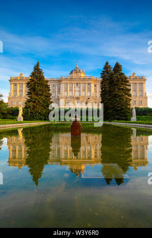 Das Äußere des Königlichen Palast aus dem Sabatini Gärten, Madrid, Spanien Stockfoto