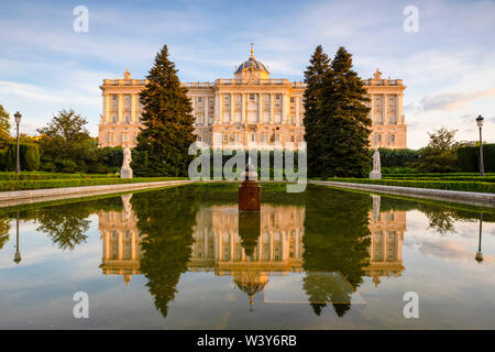 Das Äußere des Königlichen Palast aus dem Sabatini Gärten, Madrid, Spanien Stockfoto