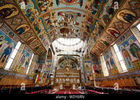 Brasov, Rumänien, Juli 2019: Die Innenseite der Biserica schimbarea La Fata (Verklärung der Kathedrale). Decke und Wand globale Ansicht Stockfoto