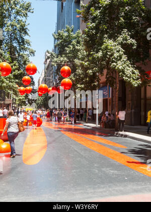 SANTIAGO DE CHILE, CHILE - 26. JANUAR 2018: der chilenischen Bürger zu Fuß durch die Flagge laufen (Paseo Bandera in Spanisch), in der Mitte der Stadt von Stockfoto